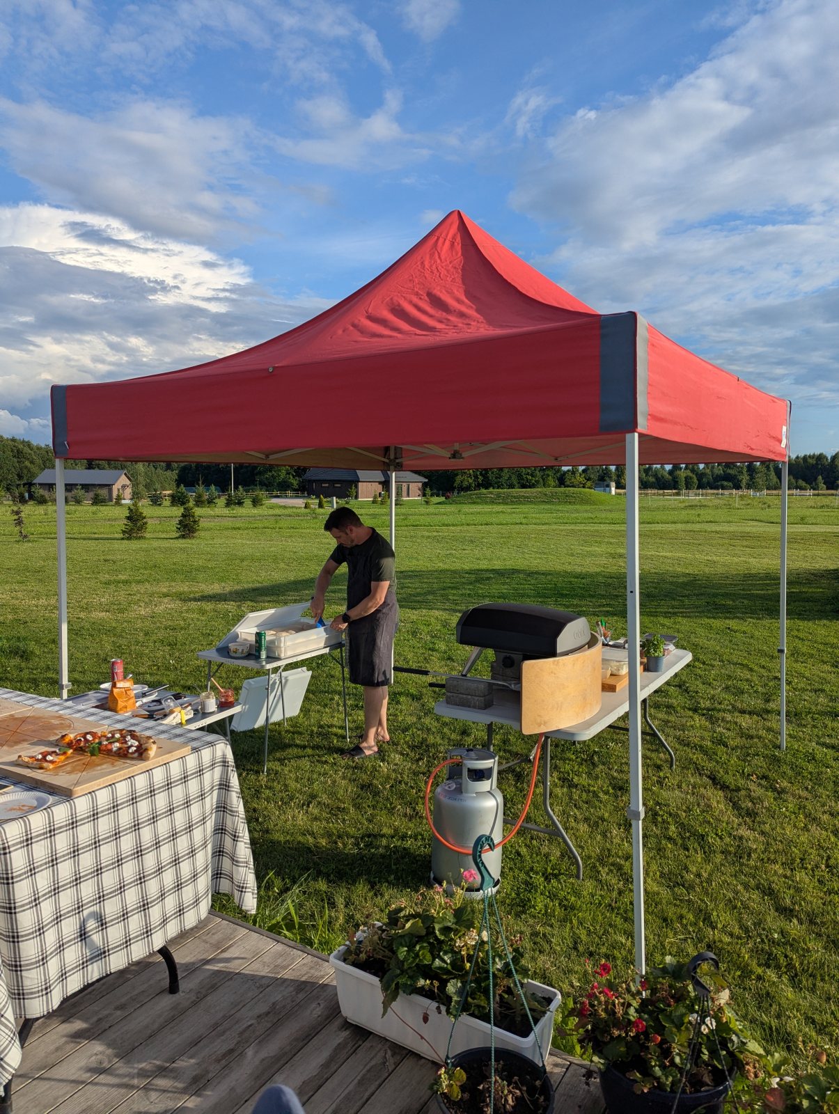 Pesapaiga Pizza väliköök punase telgiga peoplatsil